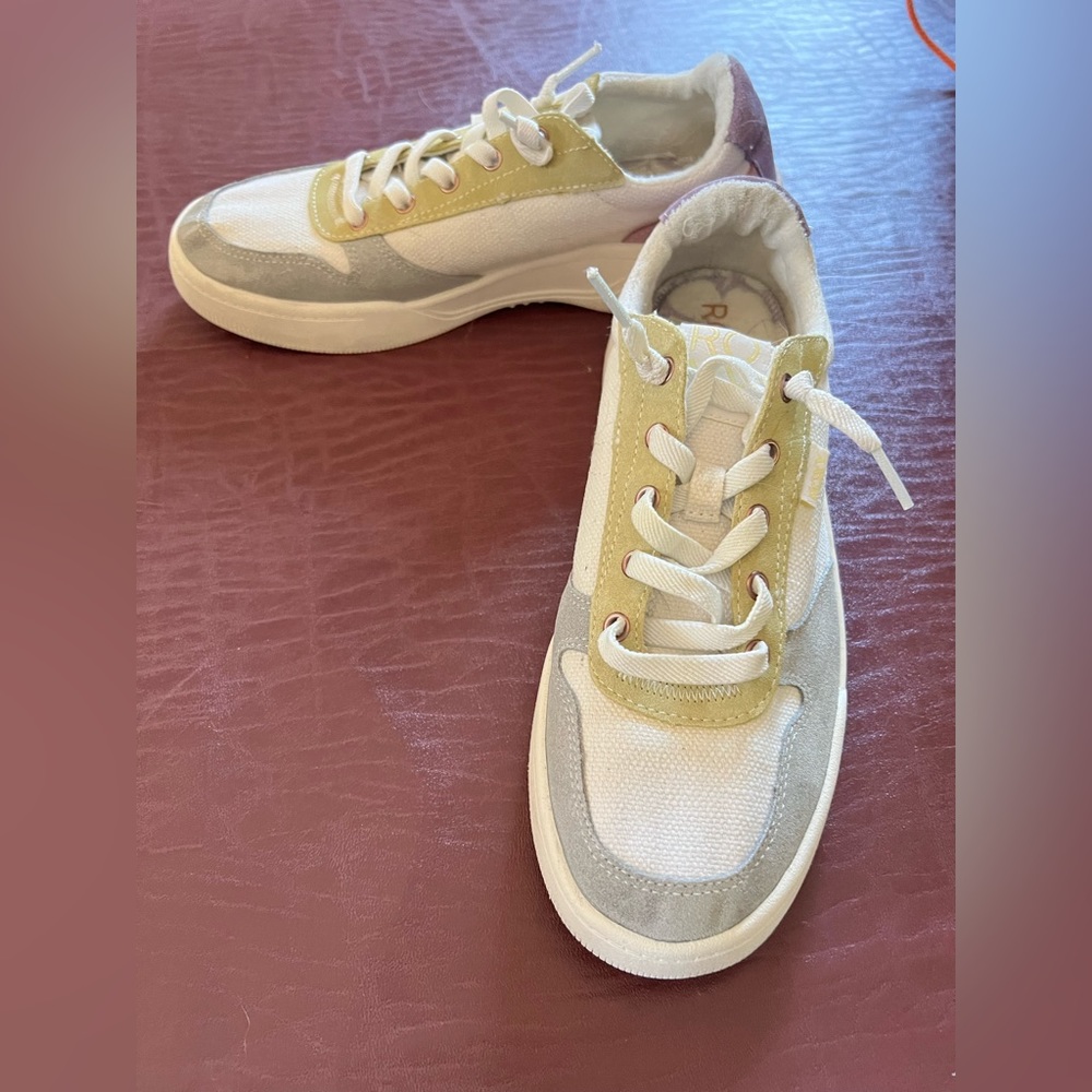 Sneakers - Picture 3 of 4